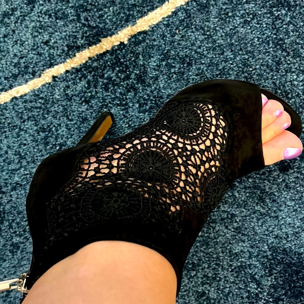 LATITUDE FEMME Italian suede booties with embroidery